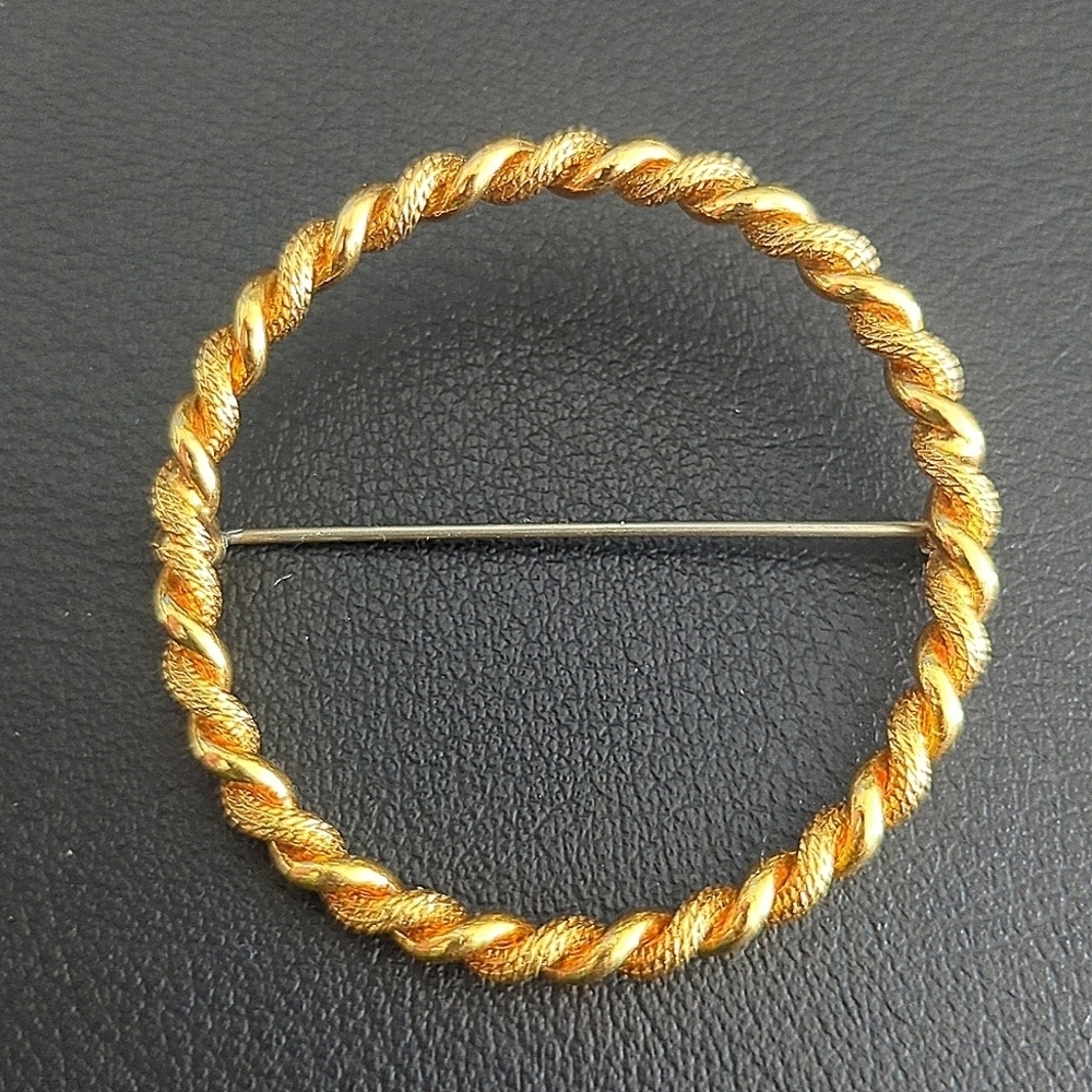 Vintage Gold-Tone Twisted Rope Circle Brooch